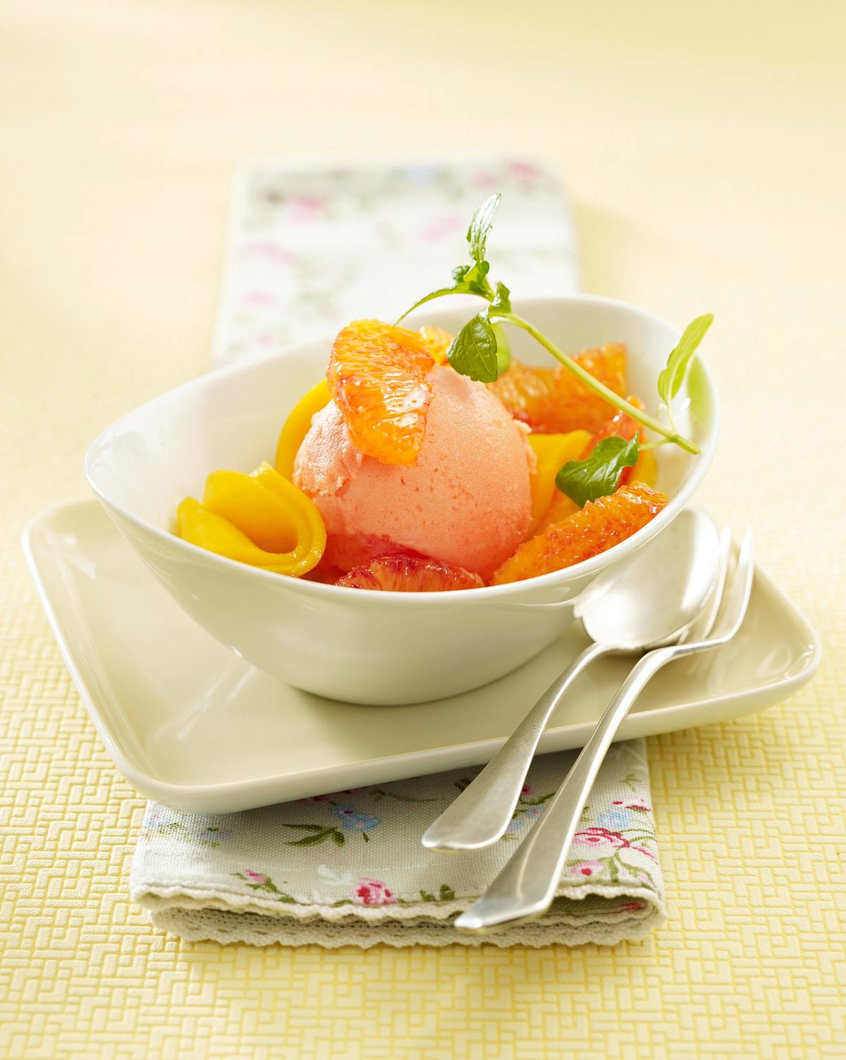 Blutorangen-Sorbet mit karamellisierten Früchten Rezept