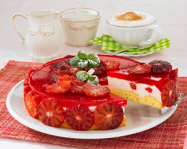 Blutorangen-Wackelpudding-Torte mit Sahntuffs und Orangenfilets Rezept