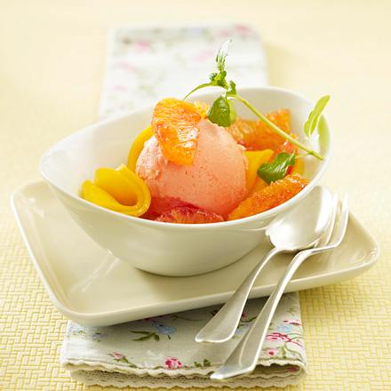 Blutorangensorbet auf karamellisierter Mango + Blutorange Rezept Blutorangensorbet auf karamellisierter Mango + Blutorange Rezept