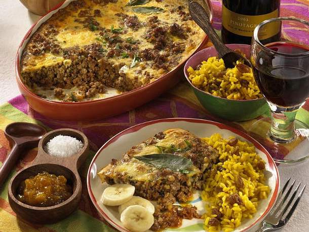 Bobotie (Hackfleischauflauf mit Curry, Mandeln und Früchten) Rezept Bobotie (Hackfleischauflauf mit Curry, Mandeln und Früchten) Rezept