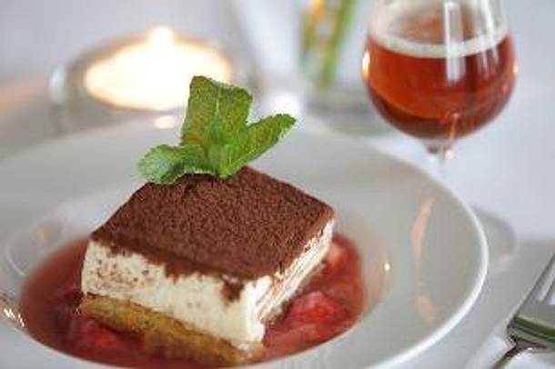 Bockbier-Tiramisu mit Rhabarber-Erdbeer-Ragout Rezept Bockbier-Tiramisu mit Rhabarber-Erdbeer-Ragout Rezept