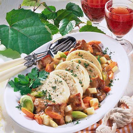 Böhmische Knödel zu Schweinegulasch Rezept Böhmische Knödel zu Schweinegulasch Rezept