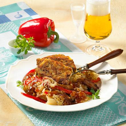 Böhmischer Semmelknödel mit Schnitzel-Sauerkraut-Ragout Rezept Böhmischer Semmelknödel mit Schnitzel-Sauerkraut-Ragout Rezept