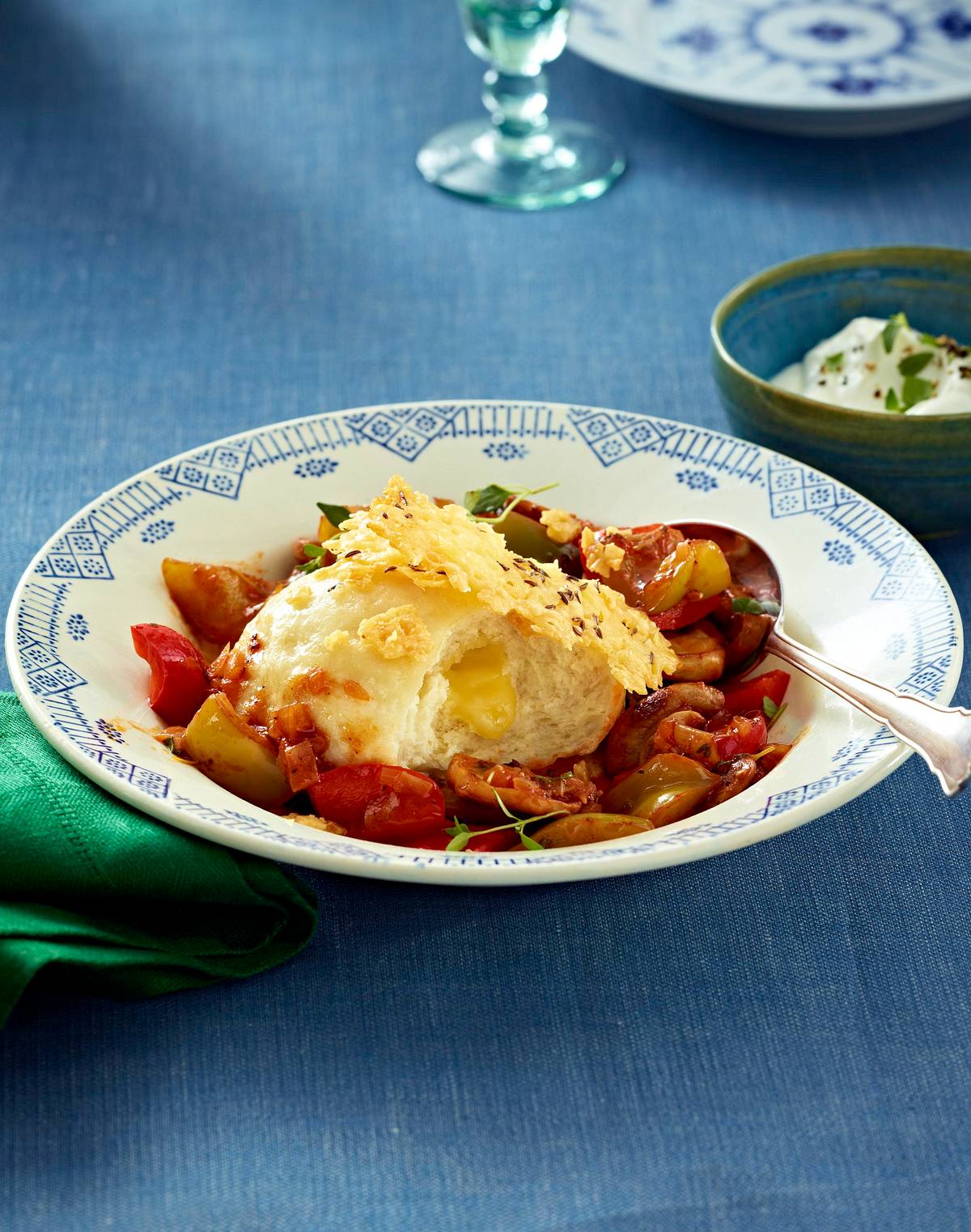 Böhmische Hefeklöße auf vegetarischem Gulasch Rezept