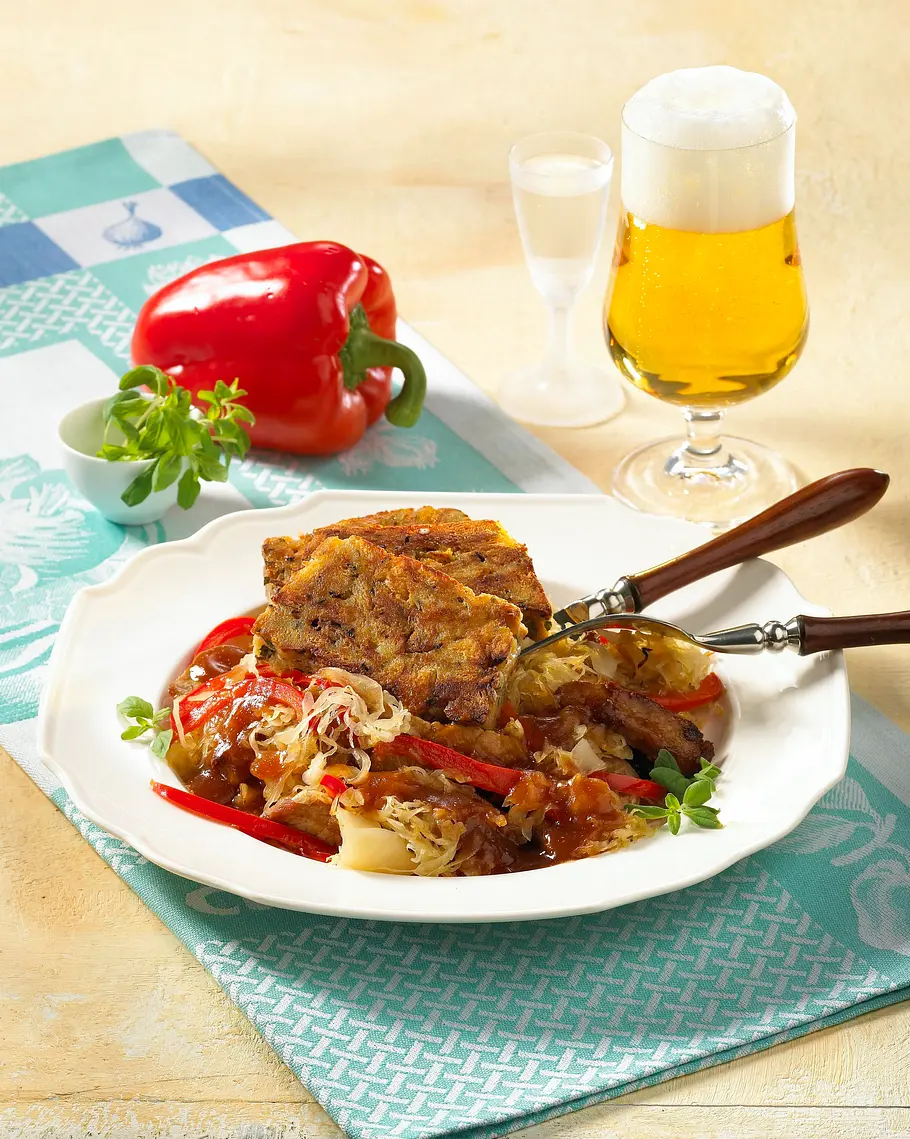 Böhmischer Semmelknödel mit Schnitzel-Sauerkraut-Ragout Rezept Böhmischer Semmelknödel mit Schnitzel-Sauerkraut-Ragout Rezept