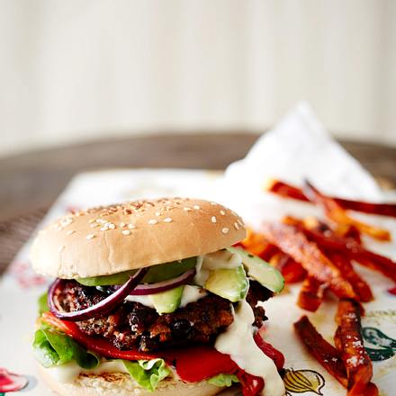 Bohnen-Burger mit Süßkartoffel-Pommes Rezept Bohnen-Burger mit Süßkartoffel-Pommes Rezept