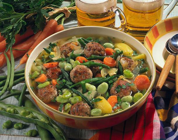 Bohnen-Eintopf mit Kräuter-Mettbällchen Rezept Bohnen-Eintopf mit Kräuter-Mettbällchen Rezept