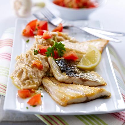 Bohnen-Knoblauch-Püree zu gebratenem Wolfsbarsch und Tomatensalat Rezept Bohnen-Knoblauch-Püree zu gebratenem Wolfsbarsch und Tomatensalat Rezept