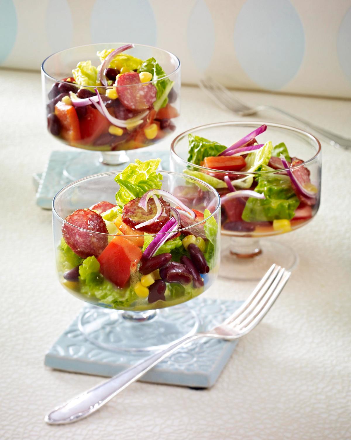 Bohnen-Mais-Salat mit Paprika und Cabanossi (Fußball-Snacks) Rezept