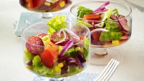 Bohnen-Mais-Salat mit Paprika und Cabanossi (Fußball-Snacks) Rezept - Foto: LECKER @ Bauer Media Group