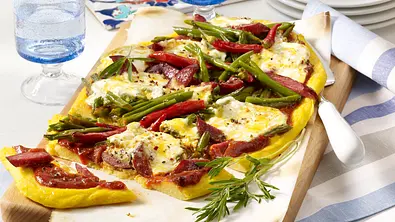 Bohnen-Pizza mit Polentaboden Rezept - Foto: LECKER @ Bauer Media Group