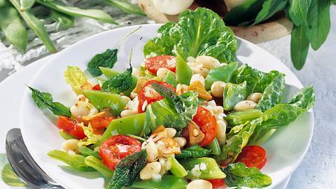Bohnen-Salat mit gebackenem Salbei Rezept - Foto: Maass