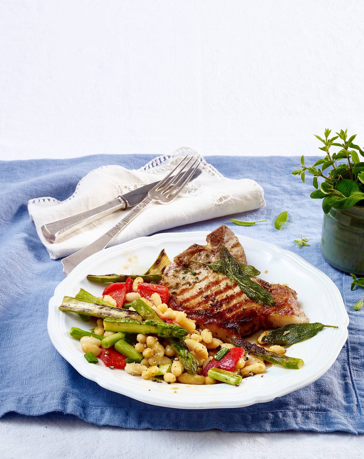 Bohnen-Spargelgemüse mit Kotelett Rezept