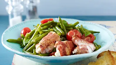 Bohnen-Tomaten-Salat mit gebratenen Ziegenkäsepäckchen Rezept - Foto: LECKER @ Bauer Media Group