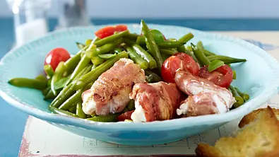 Bohnen-Tomaten-Salat mit gebratenen Ziegenkäsepäckchen Rezept - Foto: LECKER @ Bauer Media Group