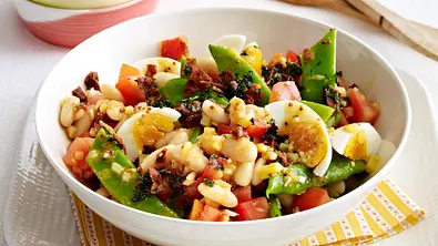 Bohnen-Tomaten-Salat mit Kartoffel-Schinken-Gremolata Rezept - Foto: LECKER @ Bauer Media Group