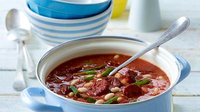 Bohnen-Tomaten-Suppe mit Chorizo und Sahnejoghurt Rezept - Foto: House of Food / Bauer Food Experts KG