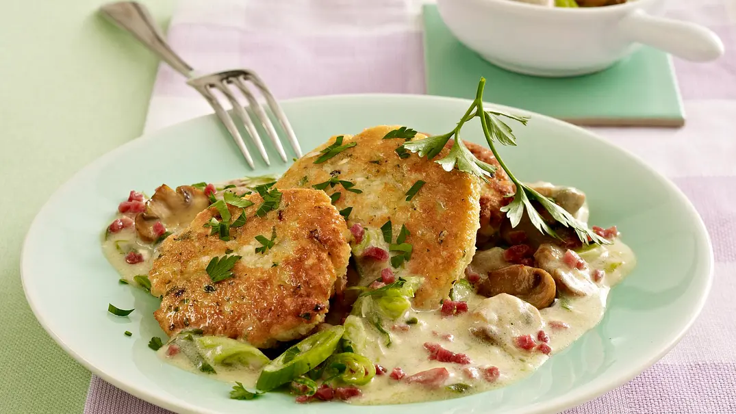 Bohnenbratlinge zu Champignon-Schinken-Soße Rezept - Foto: LECKER @ Bauer Media Group Bohnenbratlinge zu Champignon-Schinken-Soße Rezept - Foto: LECKER @ Bauer Media Group