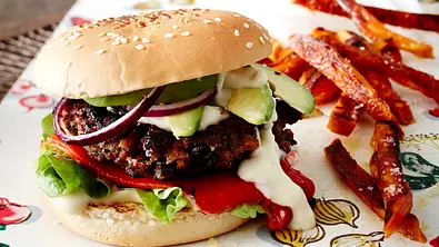 Bohnenburger mit Süßkartoffel-Pommes Rezept - Foto: LECKER @ Bauer Media Group