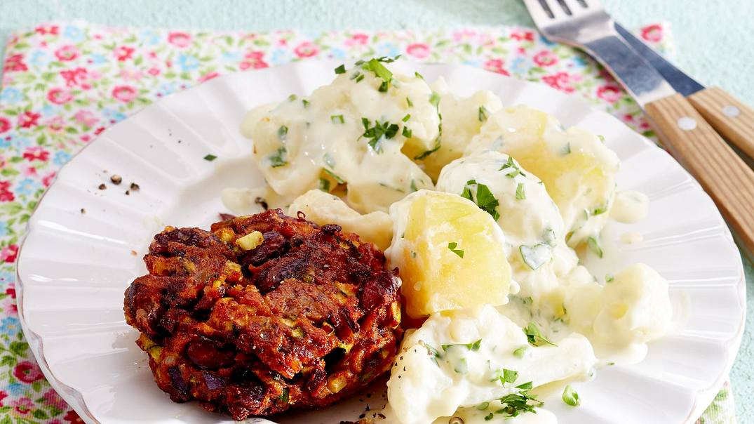 Bohnenfrikadellen mit Béchamelkartoffeln Rezept - Foto: LECKER @ Bauer Media Group