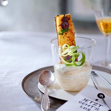 Bohnenmousse mit Olivencroûtons Rezept Bohnenmousse mit Olivencroûtons Rezept