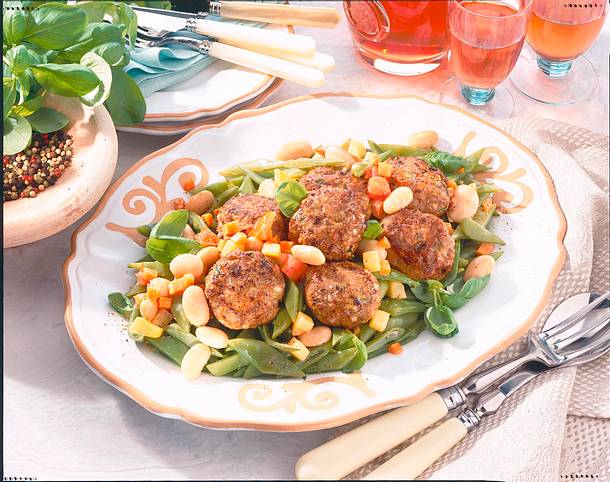 Bohnenplatte mit Bouillon-Hackmedaillons Rezept Bohnenplatte mit Bouillon-Hackmedaillons Rezept