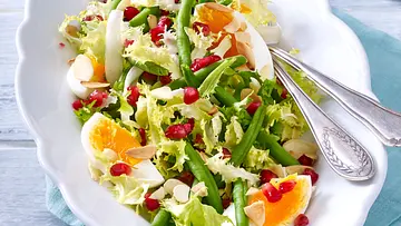 Bohnensalat mit Granatapfelkernen und Eiern Rezept - Foto: LECKER @ Bauer Media Group Bohnensalat mit Granatapfelkernen und Eiern Rezept - Foto: LECKER @ Bauer Media Group