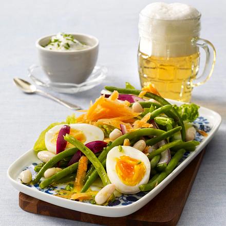 Bohnensalat mit halbierten Eiern, geraspelten Möhren und Schnittlauchdip Rezept