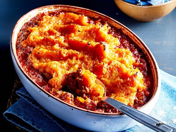 Bolognese-Auflauf mit Bohnen und Süßkartoffelhaube Rezept | LECKER