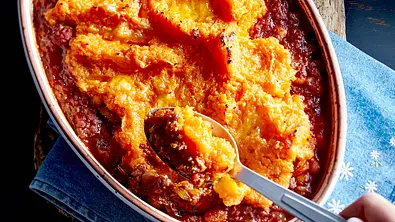 Bolognese-Auflauf mit Bohnen und Süßkartoffelhaube Rezept - Foto: LECKER @ Bauer Media Group