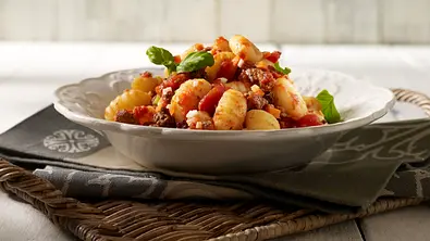 Bolognese-Soße zu Kartoffel-Gnocchi Rezept - Foto: LECKER @ Bauer Media Group