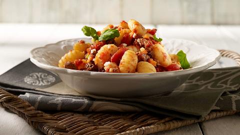 Bolognese-Soße zu Kartoffel-Gnocchi Rezept - Foto: House of Food / Bauer Food Experts KG