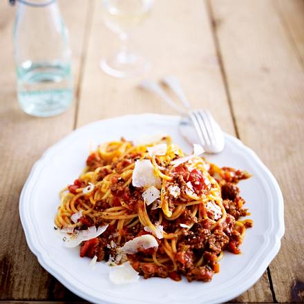 Bolognese vom Kalb mit Spaghetti und Parmesan Rezept