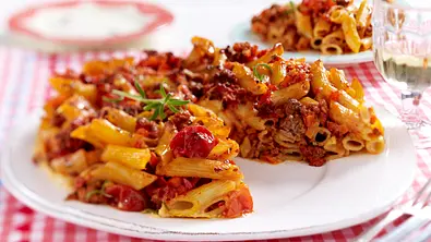 Bolognesetorte mit Penne Rezept - Foto: LECKER @ Bauer Media Group