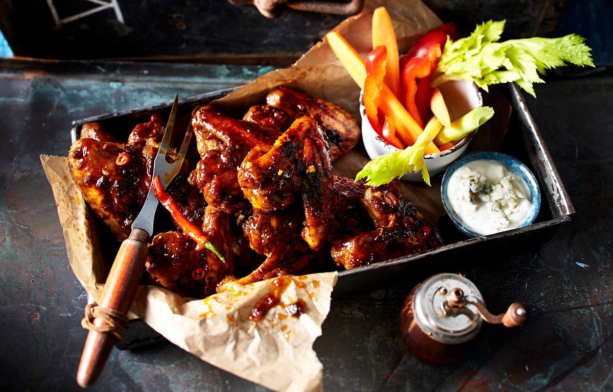 Bonanza-Chickenwings mit Gemüsesticks und Blue-Cheese-Dip Rezept