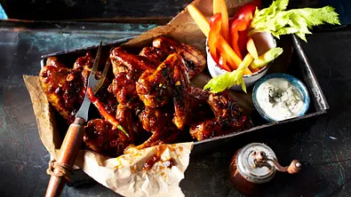 Bonanza-Chickenwings mit Gemüsesticks und Blue-Cheese-Dip Rezept - Foto: LECKER @ Bauer Media Group