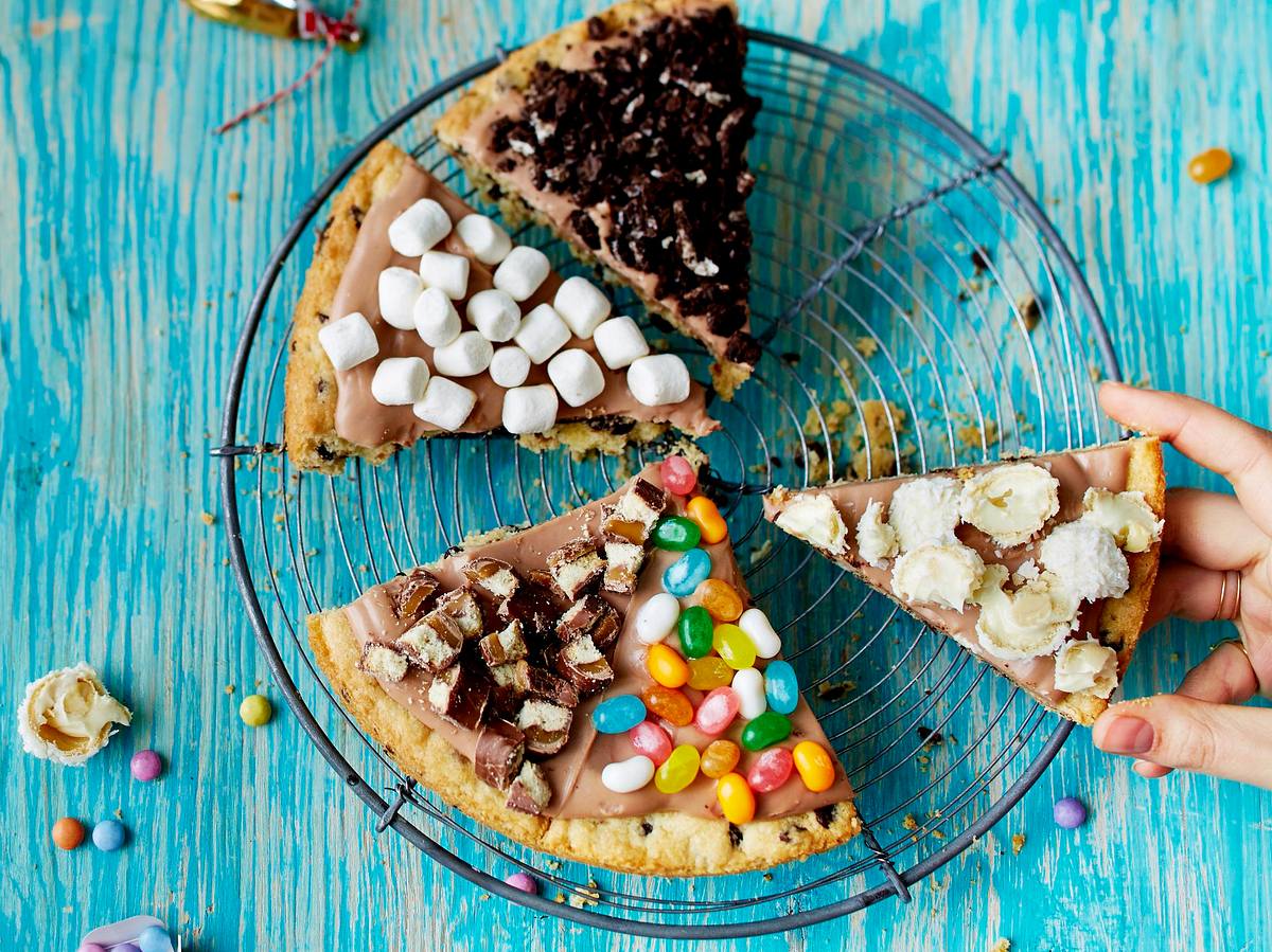 Bonbon bunt belegte Cookie Pizza Rezept