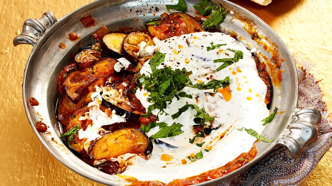 Borani Badejan (Gebratene Auberginen in Tomatensoße) Rezept - Foto: LECKER @ Bauer Media Group Borani Badejan (Gebratene Auberginen in Tomatensoße) Rezept - Foto: LECKER @ Bauer Media Group