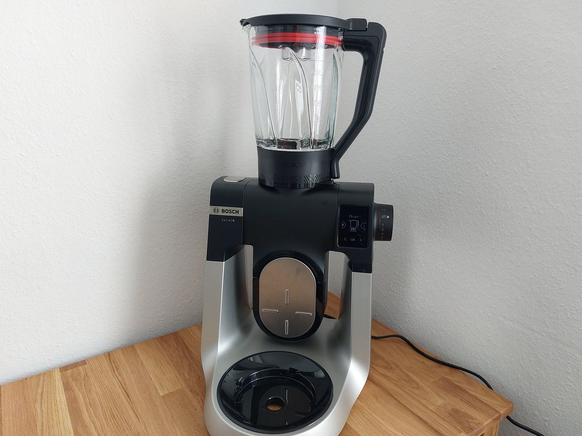 Küchenmaschine Bosch MUM S6 mit angeschlossenem Glas-Mixer-Aufsatz.