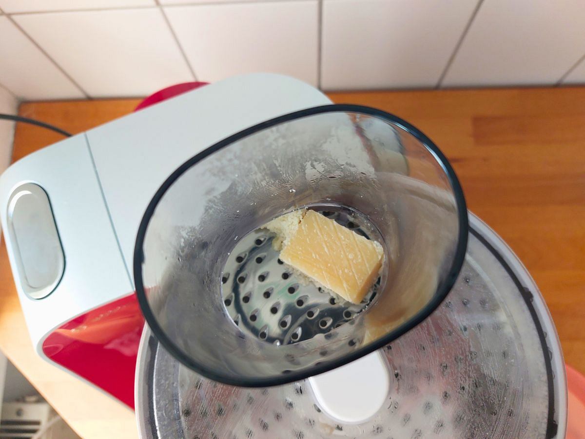 Bosch MUM5 Test Parmesan reiben