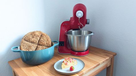 Bosch MUM5 Test Küchenmaschine mit Brot und Kuchen - Foto: LECKER.de / Nadja Demel