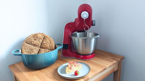 Bosch MUM5 Test Küchenmaschine mit Brot und Kuchen - Foto: LECKER.de / Nadja Demel