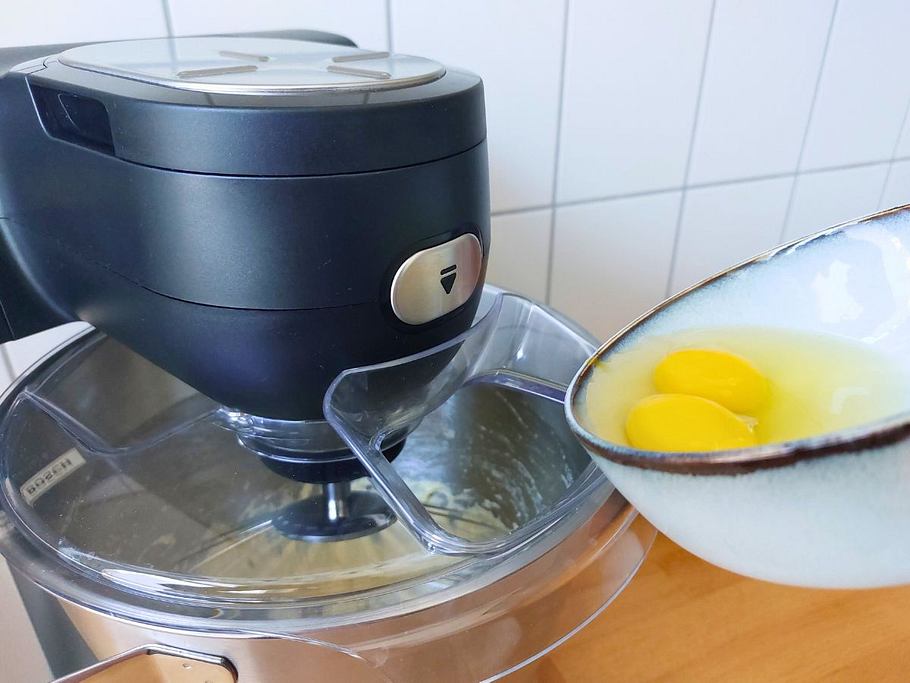 Bosch MUMS6 Eier in Schüssel geben