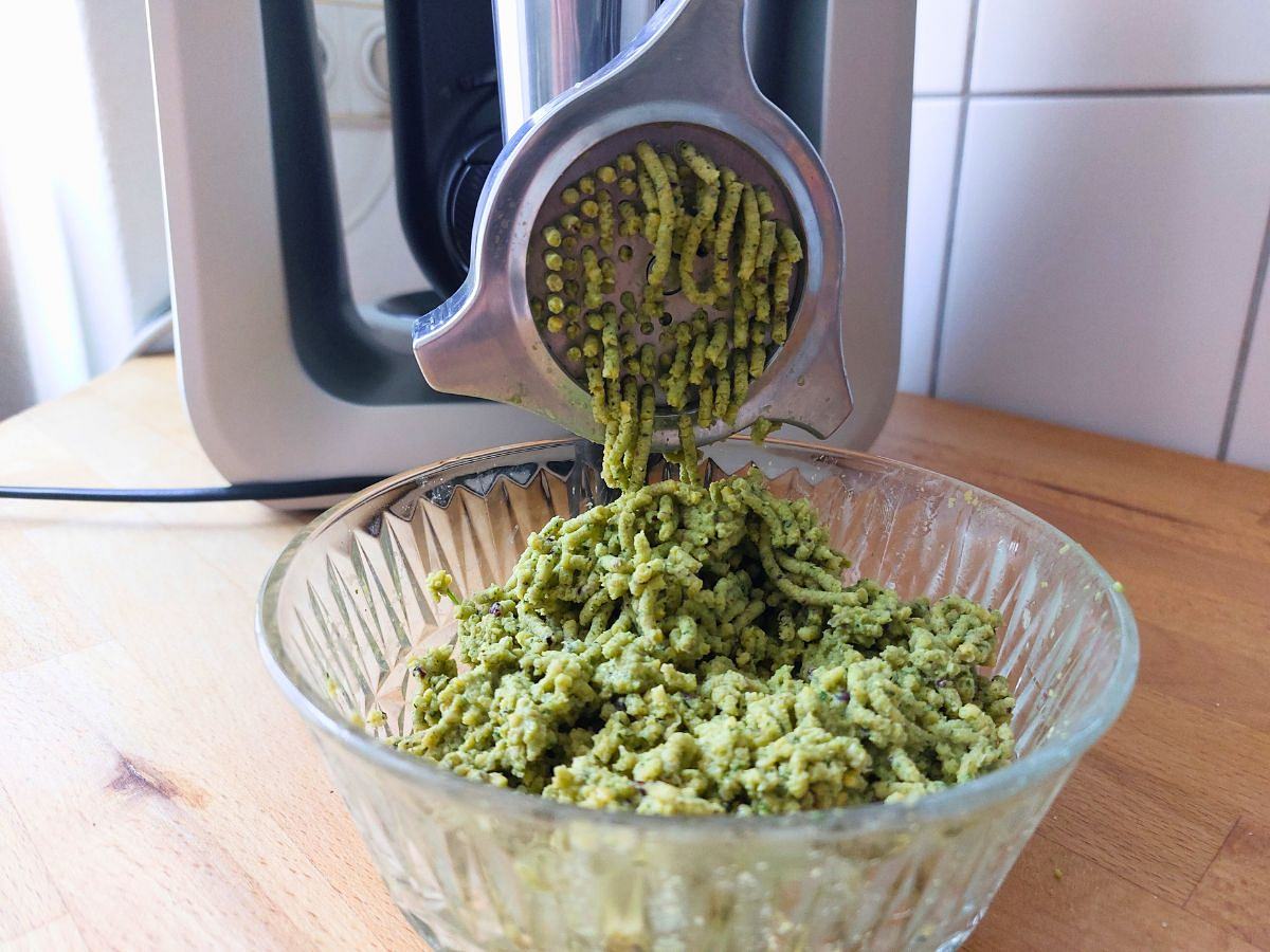 Bosch MUMS6 Fleischwolf mit feiner Lochscheibe und Falafelmasse Bosch MUMS6 Fleischwolf mit feiner Lochscheibe und Falafelmasse