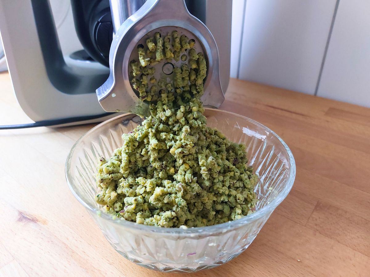 Bosch MUMS6 Fleischwolf mit mittlerer Lochscheibe und Falafelmasse Bosch MUMS6 Fleischwolf mit mittlerer Lochscheibe und Falafelmasse