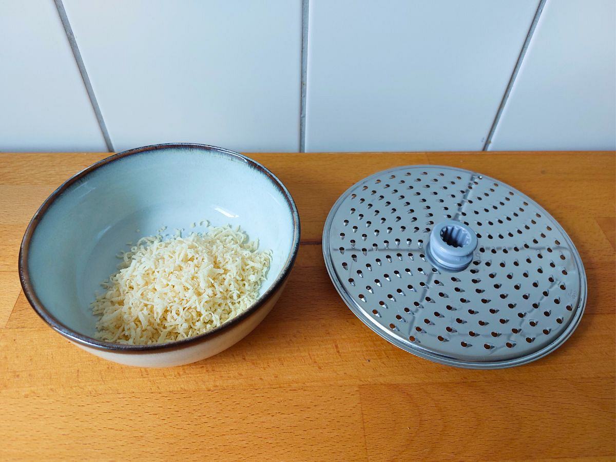 Bosch MUMS6 geriebener Parmesan und feine Reibscheibe Bosch MUMS6 geriebener Parmesan und feine Reibscheibe