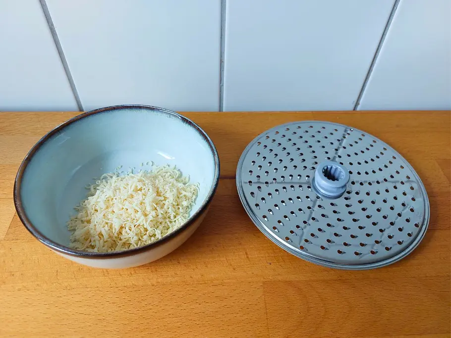 Bosch MUMS6 geriebener Parmesan und feine Reibscheibe Bosch MUMS6 geriebener Parmesan und feine Reibscheibe