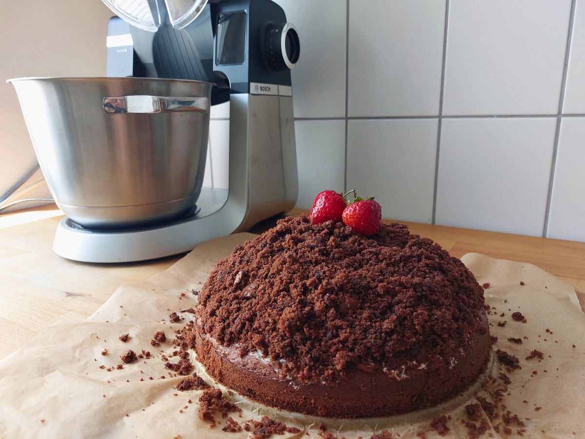 Bosch MUMS6 mit Maulwurfkuchen Bosch MUMS6 mit Maulwurfkuchen im Vordergrund