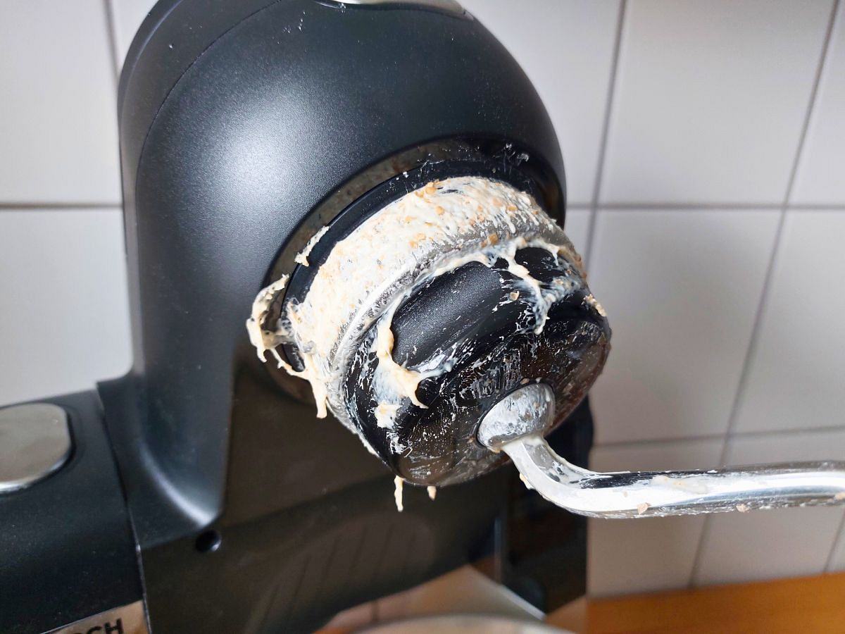 Bosch MUMS6 mit Teig an der Antriebstelle Bosch MUMS6 mit Teig an der Antriebstelle