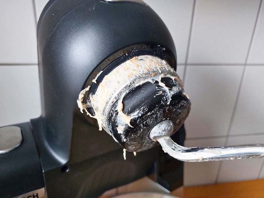 Bosch MUMS6 mit Teig an der Antriebstelle
